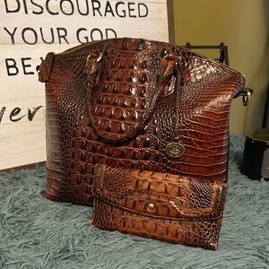 Elegant Brown Crocodile-Textured Shoulder Bag
Pre-Owned Brahmin
